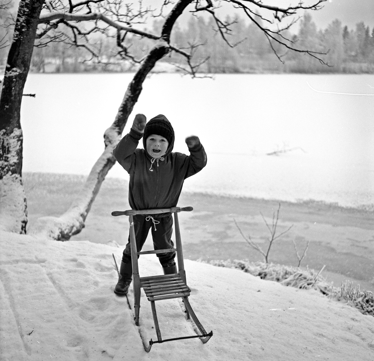 Ett barn med en snöspark