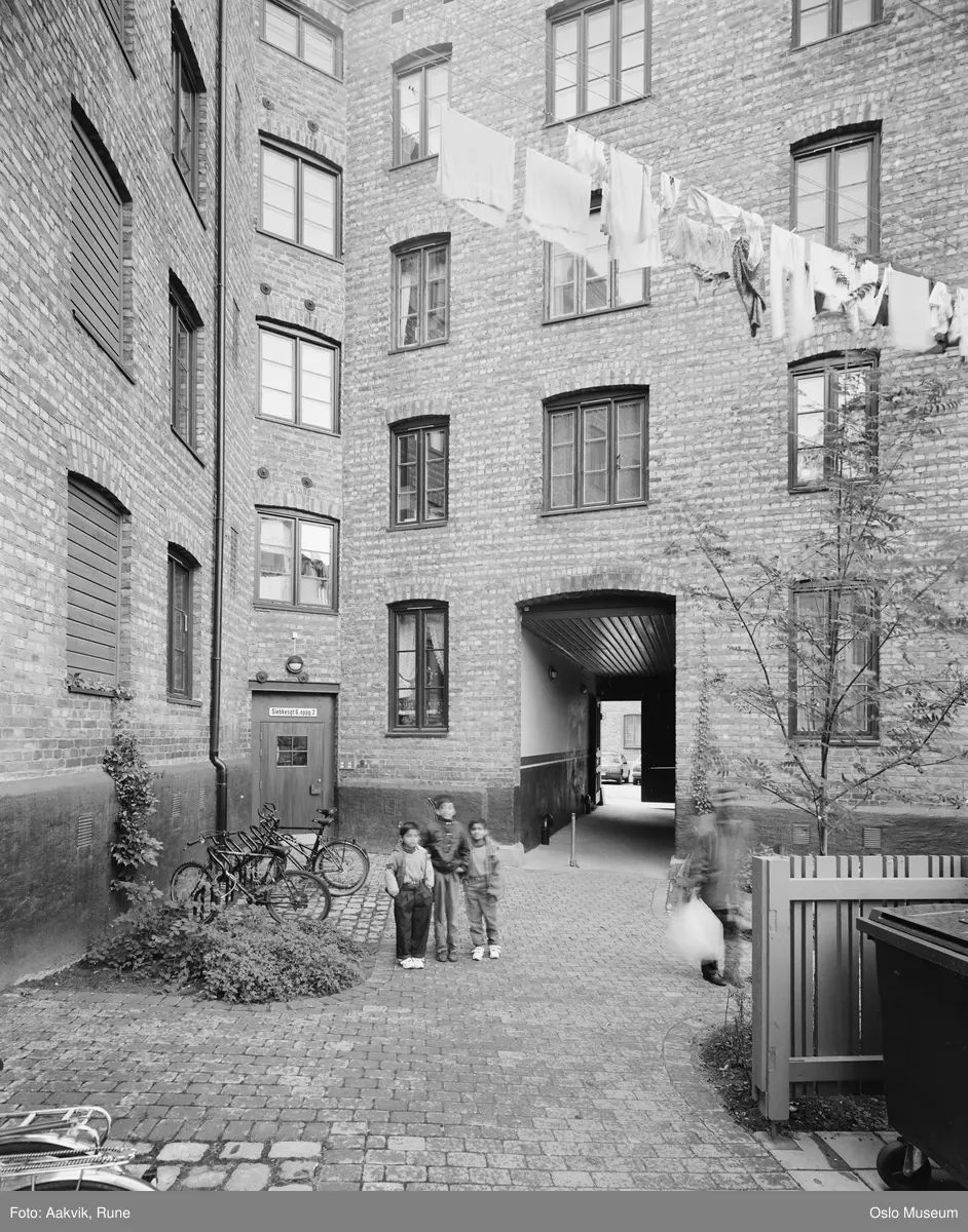 bygårder, gråbeingårder, gårdsinteriør, barn, port, klestørk, sykler