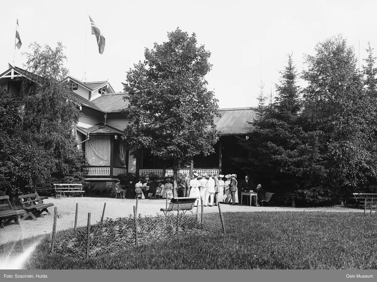 Hankø Bad, restaurantbygning, gruppe, kvinner, menn, hage, flagg