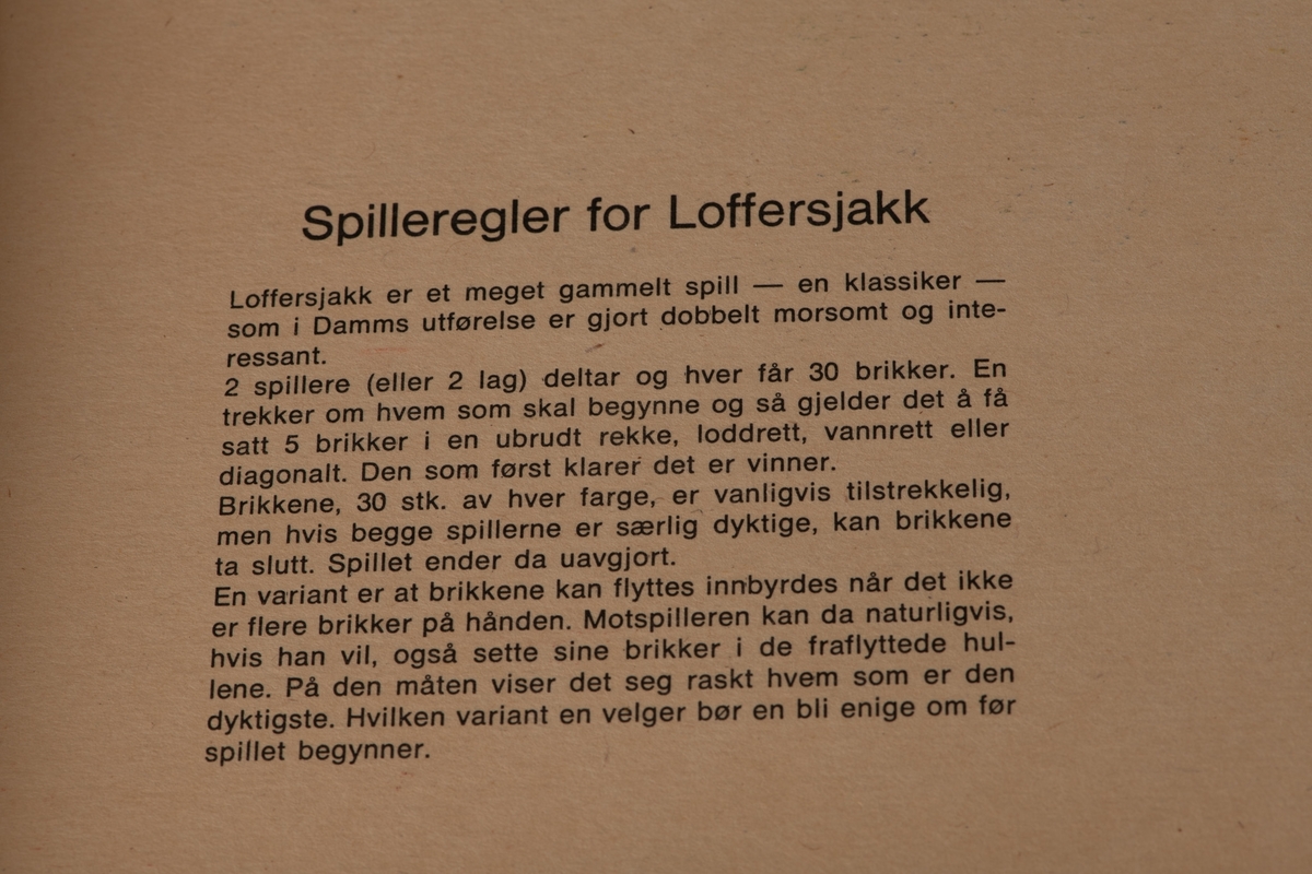 En rektangulær eske med lokk inneholdende et perforert og brettet spillbrett, en pose med spillbrikker og en håndskrevet lapp.

På lokkets forside er det en tegning av to loffere som spiller et spill på ryggen til en treje liggende loffer. Spillets tittel står nederst med forlagets logo og noe skrift på siden. Det erklusset og skrevet på med penn og blyant på lokkets venstre side. På innsiden av lokket er reglene trykket i svart sammen med samme illustrasjon som på forsiden.
 
Esken er av brunn papp og holder fasongen ved hjelp av metallstifter.

Spillbrettet består av et stykke brettet papp med rød trykk og perforeringer. Det er trykket på et 15*15 rutenett med vertikale, horisontale og diagonale linjer. Det er et hull i hvert kryss og skrift på hver side av nettet.

I en gjennomsiktig (antatt uoriginal) plastpose ligger brikker i rødt og blått. 16 røde og 12 blå. Brikkene er runde med flat topp og en stang som stikker ned på undersiden som skal passe i hullene i brettet.