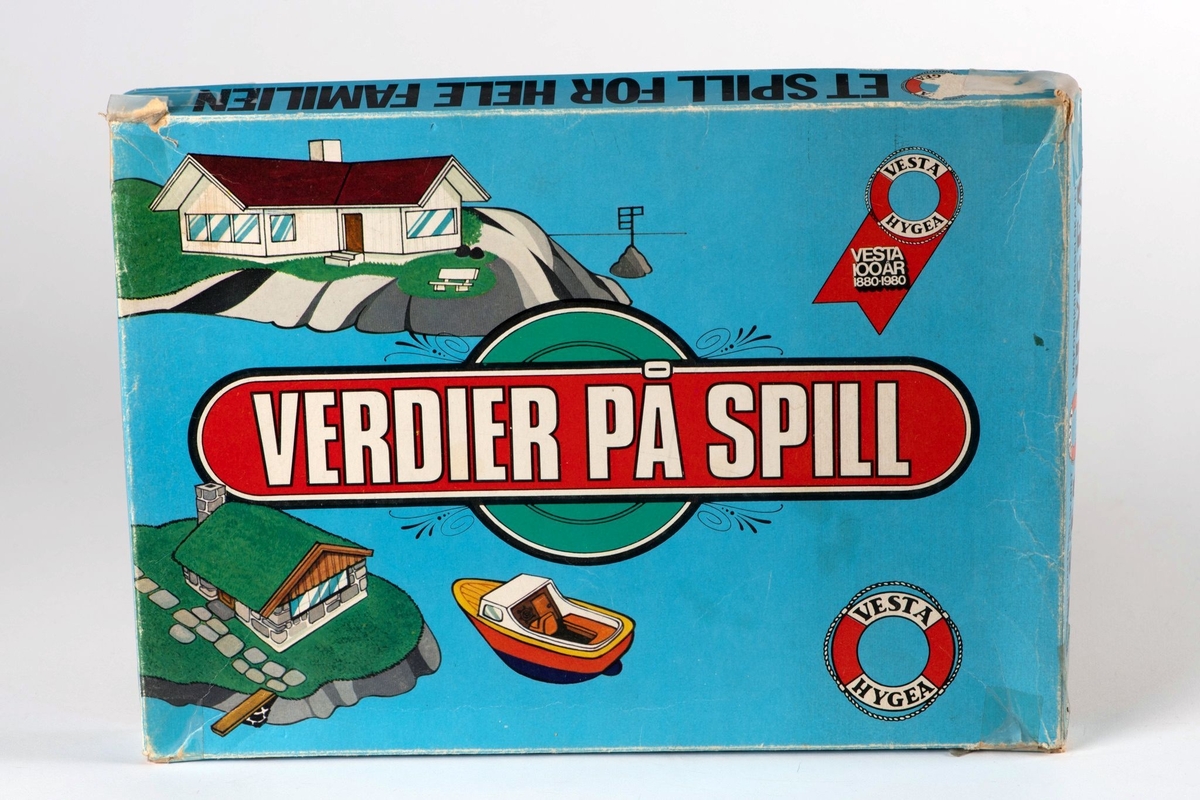 En rektangulær eske med lokk inneholdende et spillbrett, et plastinnlegg, en terning, lekepenger, lekeforsikringspoliser og spillkort. Esken har en tegning av hytter og en båt med spillets tittel plassert på midten av lokket.