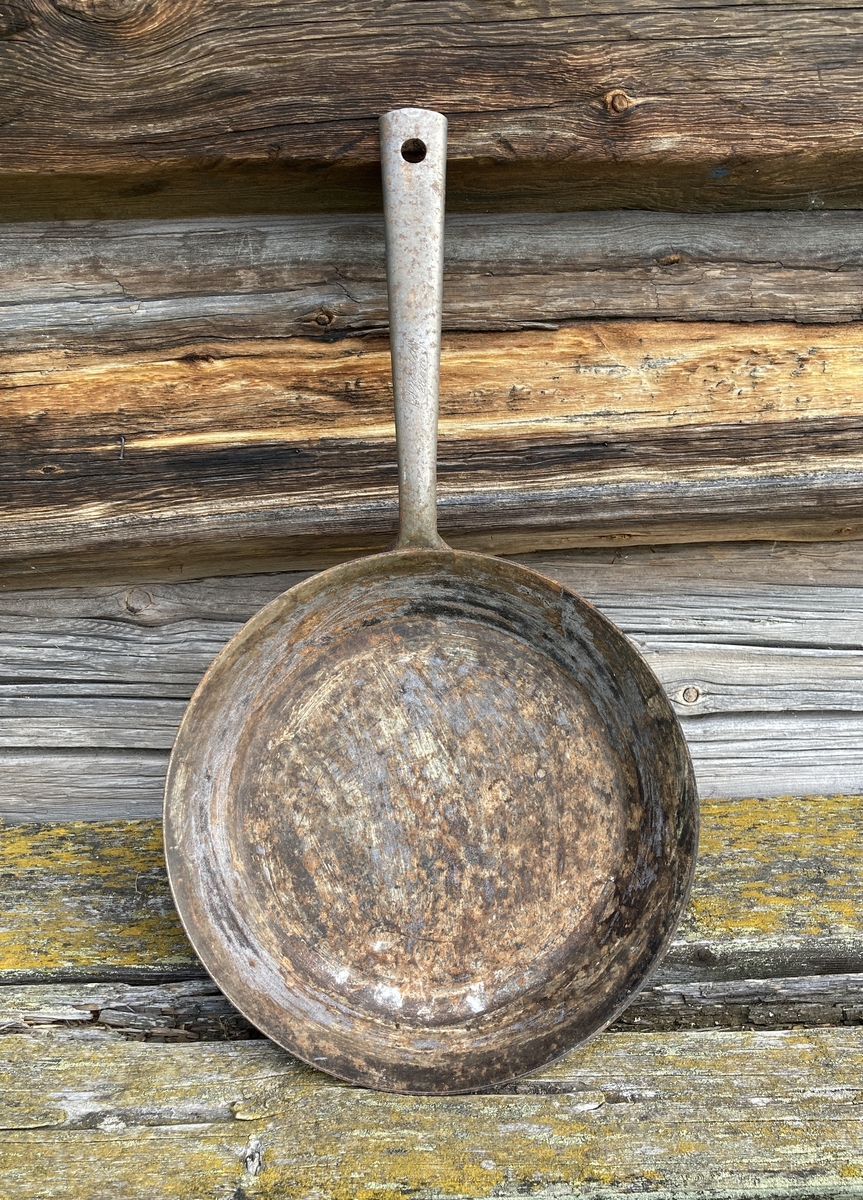 Panna er sirkelrund m/skaft.