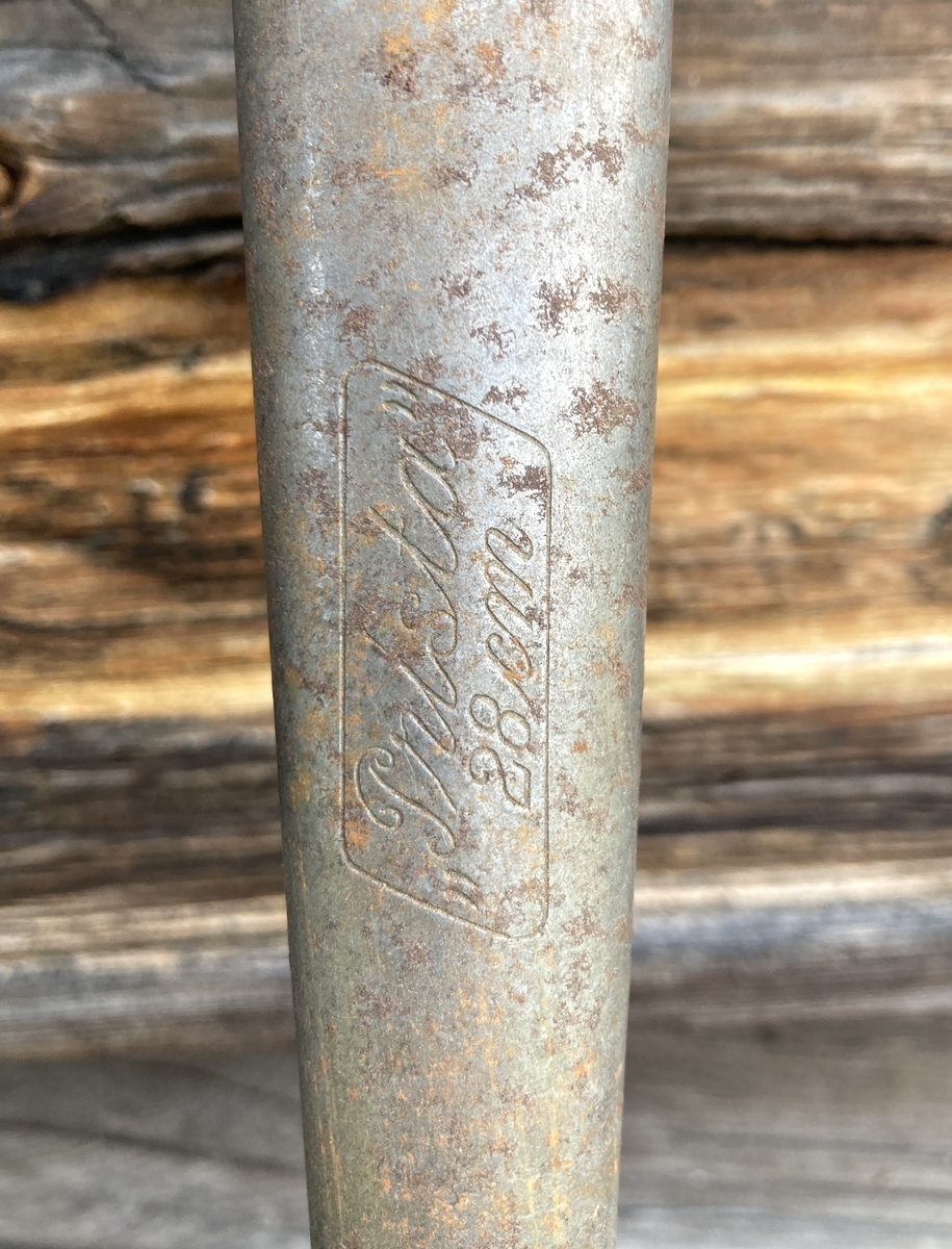 Panna er sirkelrund m/skaft.