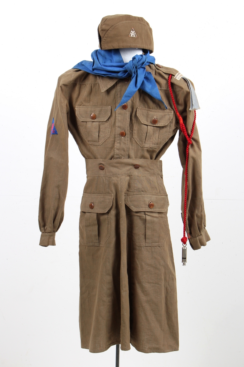 Brun speideruniform til jente.