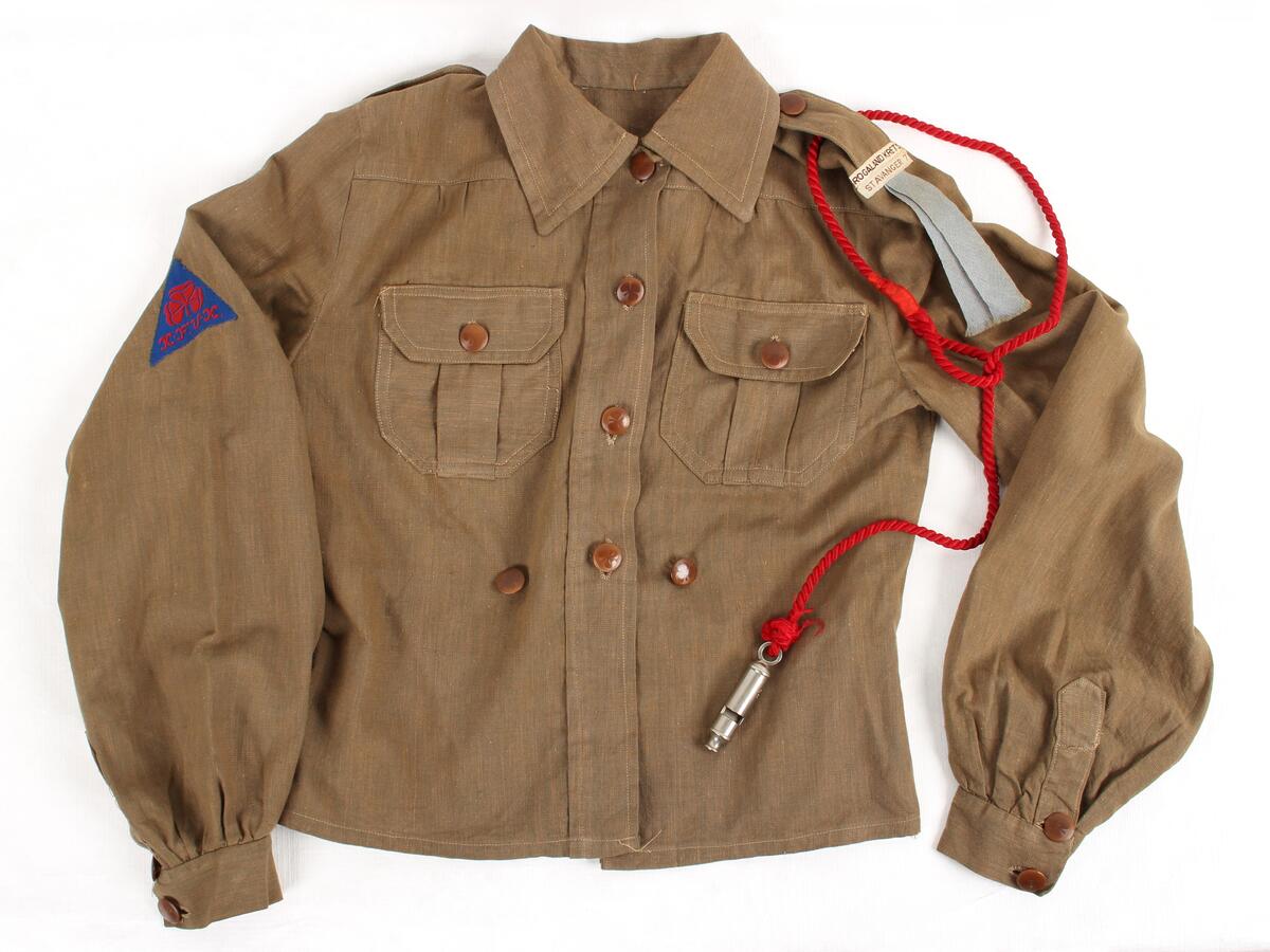 Brun speideruniform til jente.