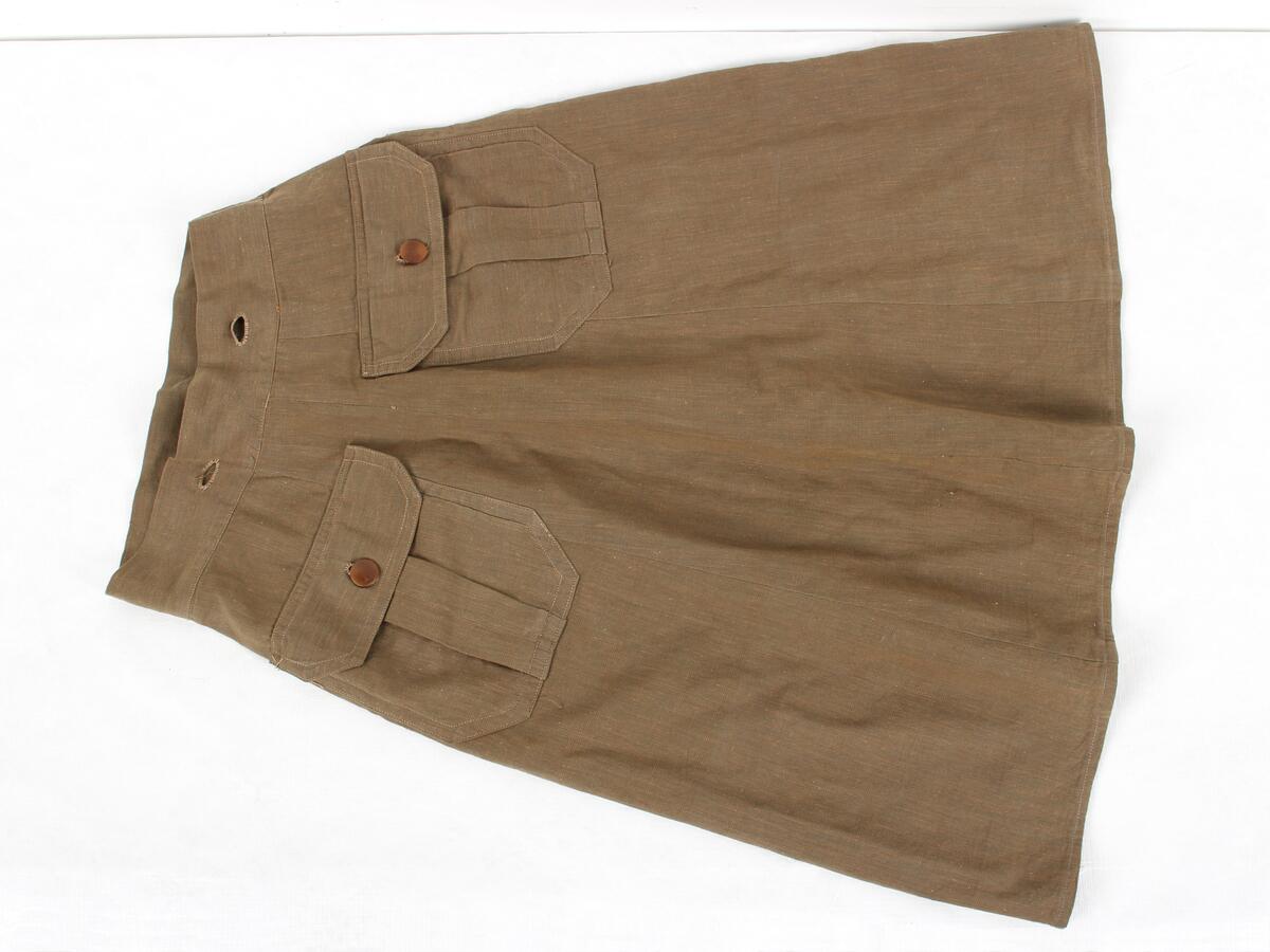 Brun speideruniform til jente.