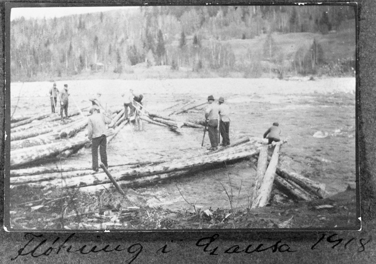 Skogbrukselever fra Hove som lærte å fløte tømmer i elva Gausa i Gausdal. Året er 1918.