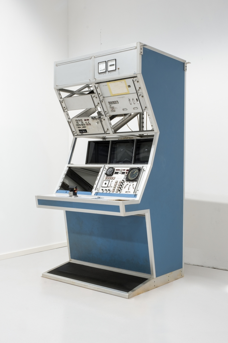 Seksjon som var del av arbeidsstasjonen i kontrollrommet til undervannsfarkosten Snurre. Seksjonen inneholder en innfelt joystick, skyvekontroll og flere fastmonterte videoskjermer og elektroniske enheter.