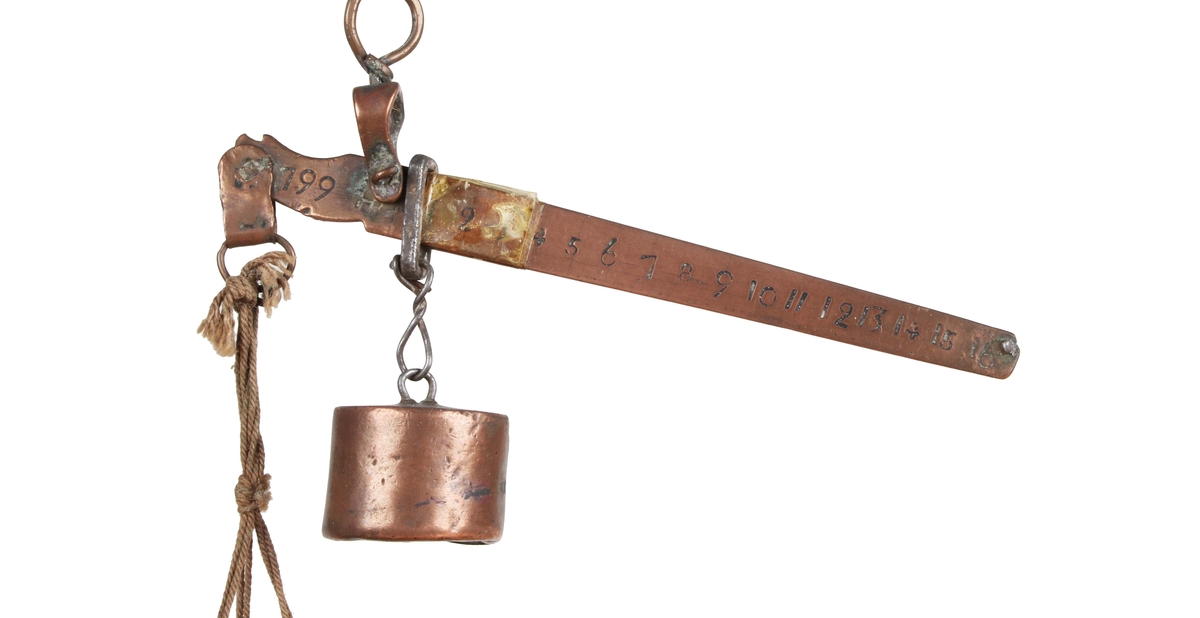 Pyndare av koppar. Lodets upphängningsögla av järn. Lodet av kopparplåt, fyllt med bly. På balansen stämplat: "1799 HB"