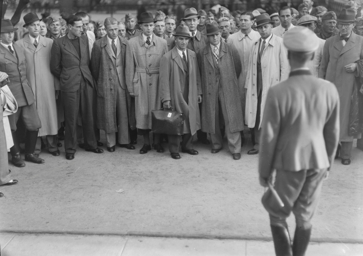 Det tyske fotballaget Dessau 05 på Fredrikstad jernbanestasjon 6. august 1942. 
Dessau 05 vant over det norske laget med 10-1 på Fredrikstad stadion, da kampen ble spilt fredag 7. august.