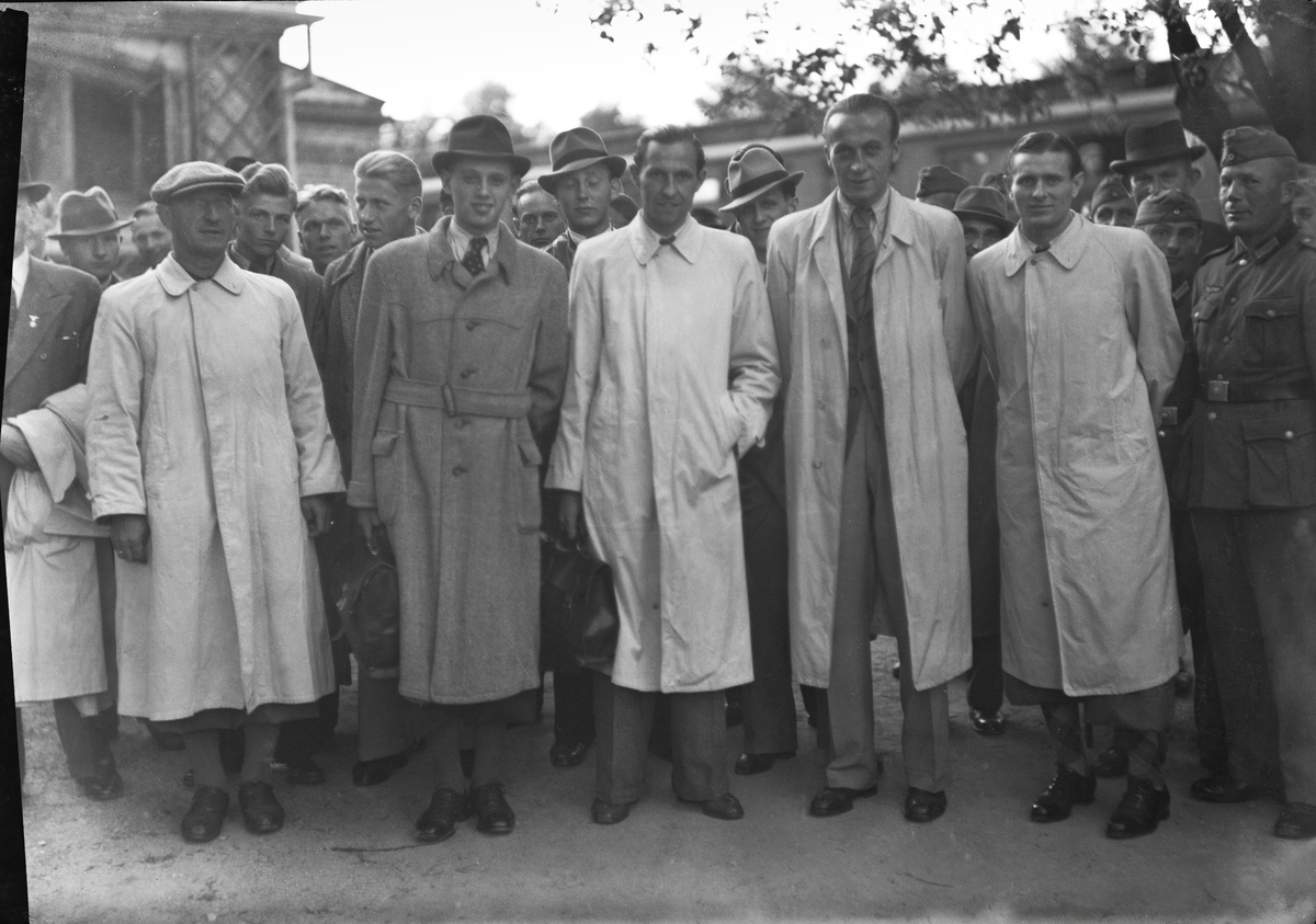 Det tyske fotballaget Dessau 05 på Fredrikstad jernbanestasjon 6. august 1942. 
Dessau 05 vant over det norske laget med 10-1 på Fredrikstad stadion, da kampen ble spilt fredag 7. august.