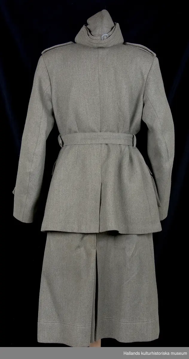 Uniform m/1942 kv. för sjuksköterska.

a) Dubbelknäppt uniformsjacka av grågrön kypertvävd ylle, fodrad med brungrått satintyg. Försedd med grå knappar i syntetmaterial. Krage med slag. Två sidofickor samt två bröstfickor. Skärp i midjan av samma tyg som jackan. På vänster arm ett tygmärke med oljelampa av metall (tjänstetecken m/1946 för sjukvårdspersonal). På jackans insida (vid knäppningen) finns etikett: "PUB. PAUL U. BERGSTRÖMS A-B STOCKHOLM". På dess krage: "AND. G. WALLIN. TEL.2692 - HALMSTAD".

b) Kjol. Enkelknäppt uniformskjol av grågrönt kypertvävt ylle med skärp av samma material. Försedd framtill med 6 stycken knappar av syntetmaterial. Ficka på höger sida. Veckad nedtill på höger sida. I linningen en etikett: "PUB. PAUL U. BERGSTRÖMS A-B STOCKHOLM".

c) Fältmössa. Båtmössa av grågrönt kypertvävt ylle. På insidan en etikett: "PUB. PAUL U. BERGSTRÖMS A-B STOCKHOLM".