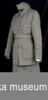 Uniform m/1942 kv. för sjuksköterska.

a) Dubbelknäppt uniformsjacka av grågrön kypertvävd ylle, fodrad med brungrått satintyg. Försedd med grå knappar i syntetmaterial. Krage med slag. Två sidofickor samt två bröstfickor. Skärp i midjan av samma tyg som jackan. På vänster arm ett tygmärke med oljelampa av metall (tjänstetecken m/1946 för sjukvårdspersonal). På jackans insida (vid knäppningen) finns etikett: "PUB. PAUL U. BERGSTRÖMS A-B STOCKHOLM". På dess krage: "AND. G. WALLIN. TEL.2692 - HALMSTAD".

b) Kjol. Enkelknäppt uniformskjol av grågrönt kypertvävt ylle med skärp av samma material. Försedd framtill med 6 stycken knappar av syntetmaterial. Ficka på höger sida. Veckad nedtill på höger sida. I linningen en etikett: "PUB. PAUL U. BERGSTRÖMS A-B STOCKHOLM".

c) Fältmössa. Båtmössa av grågrönt kypertvävt ylle. På insidan en etikett: "PUB. PAUL U. BERGSTRÖMS A-B STOCKHOLM".