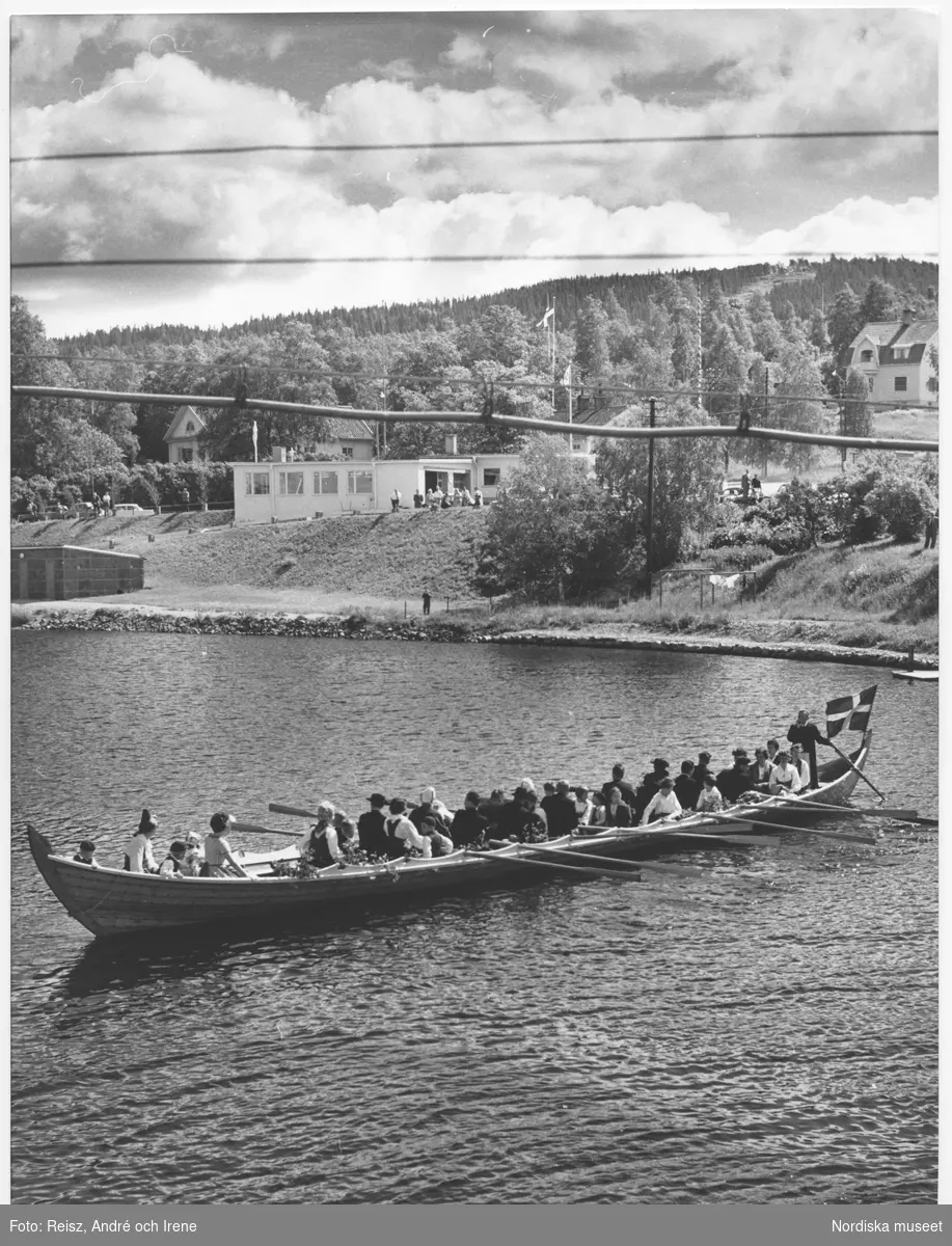 Dalarna. Kyrkbåt på Siljan vid Rättvik på väg till kyrkan för Midsommargudstjänst.