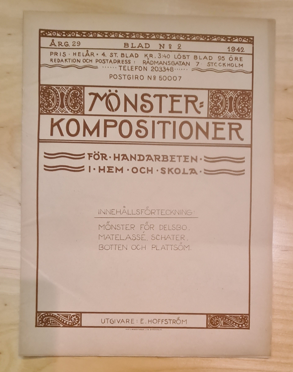 Blad mönsterkompositioner  1942. Utgivare E. Hoffström.

Ingår i ett inbundet häfte med prov på knypplade spetsar.

Ingår i handarbetslärare Gerda Nilssons samling.
Bestående av mönsterböcker, sydda, stickade, knypplade och virkade prover.


Föremålsförteckning till VM 19 302.