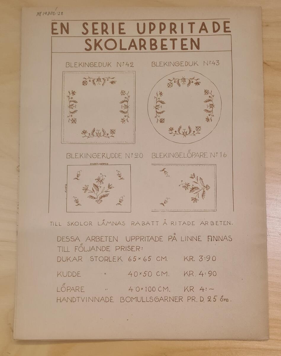 Blad mönsterkompositioner  1942. Utgivare E. Hoffström.

Ingår i ett inbundet häfte med prov på knypplade spetsar.

Ingår i handarbetslärare Gerda Nilssons samling.
Bestående av mönsterböcker, sydda, stickade, knypplade och virkade prover.


Föremålsförteckning till VM 19 302.