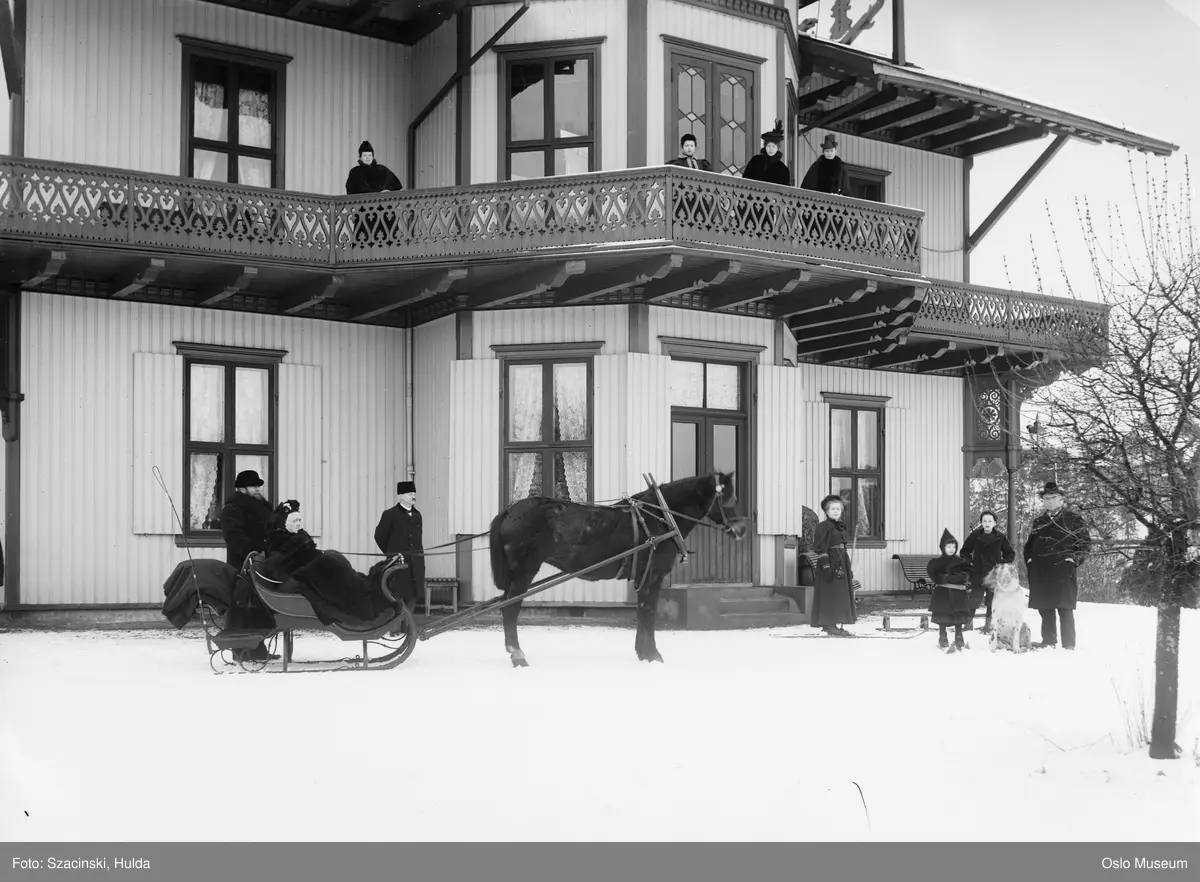 villa Godheim, veranda, mennesker, hest, slede, snø, benk