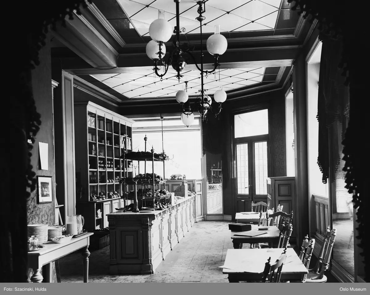 Baker Samsons utsalg og konditori i Karl Johans gate 20. -Oslo Museum ...