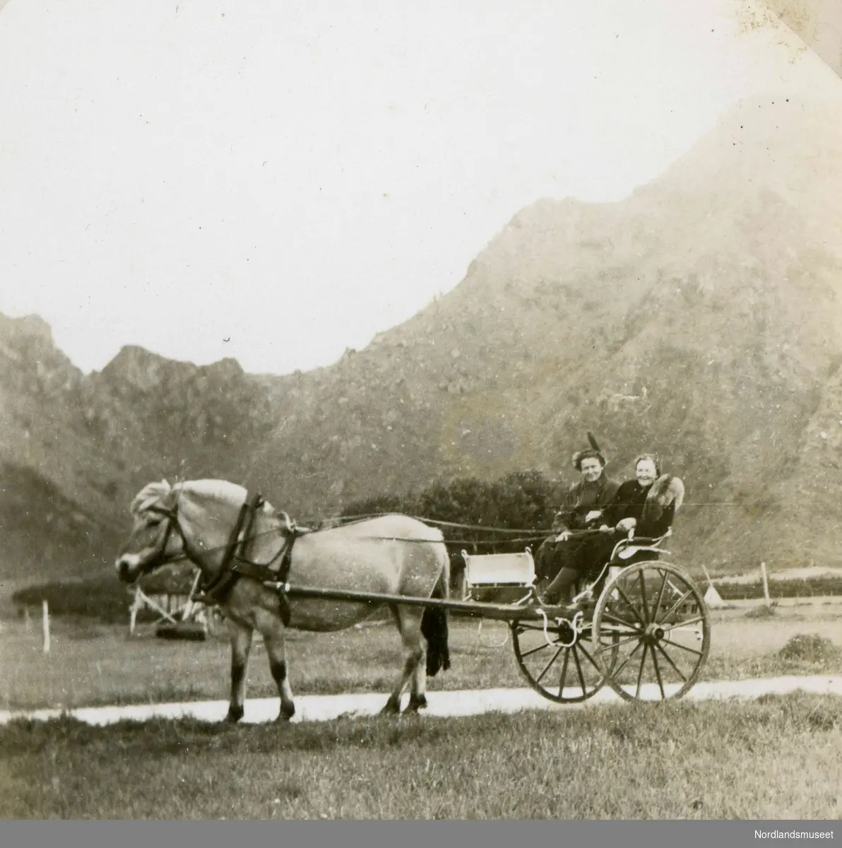 Olga Falch Danielsen (1891-1954) og Ester Falch på tur på Steigen på Engeløya med hest og gigg.