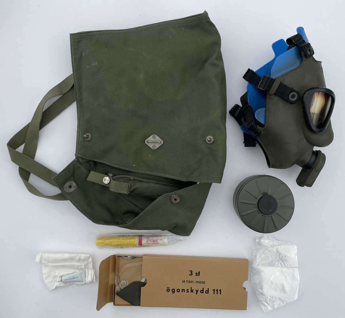 Skyddsmaskväskan innehåller ett ansiktsskydd 51 storlek 2 (dvs medium) med blå innerstomme och filter 13.

Väskan innehåller också en förpackning med tre ögonskydd 111 (M7341-111010), en plastpåse 166, en tub imskyddsmedel (M7032-101010), en torklapp 11 och en autoinjektor 1.

Autoinjektorn är tillverkad av Astra och innehåller ett nervgasmotmedel. Den ligger i en obruten förpackning tillsammans med en bruksanvisning. Den gula färgen på framdelen markerar att det är en skarp autoinjektor. (Blå är övningsautoinjektor med nål och koksalt istället för nervgasmotmedel och grön är blind, dvs utan nål, men handgrepp kan övas.)

Skyddsmask 51 är en licenstillverkad variant på den amerikanska skyddsmasken M9A1 Field Protective Mask. Även Finland och Norge licenstillverkade den amerikanska skyddsmasken, men den norska har till exempel 40 mm gänga för filtret medan den svenska har 60 mm.