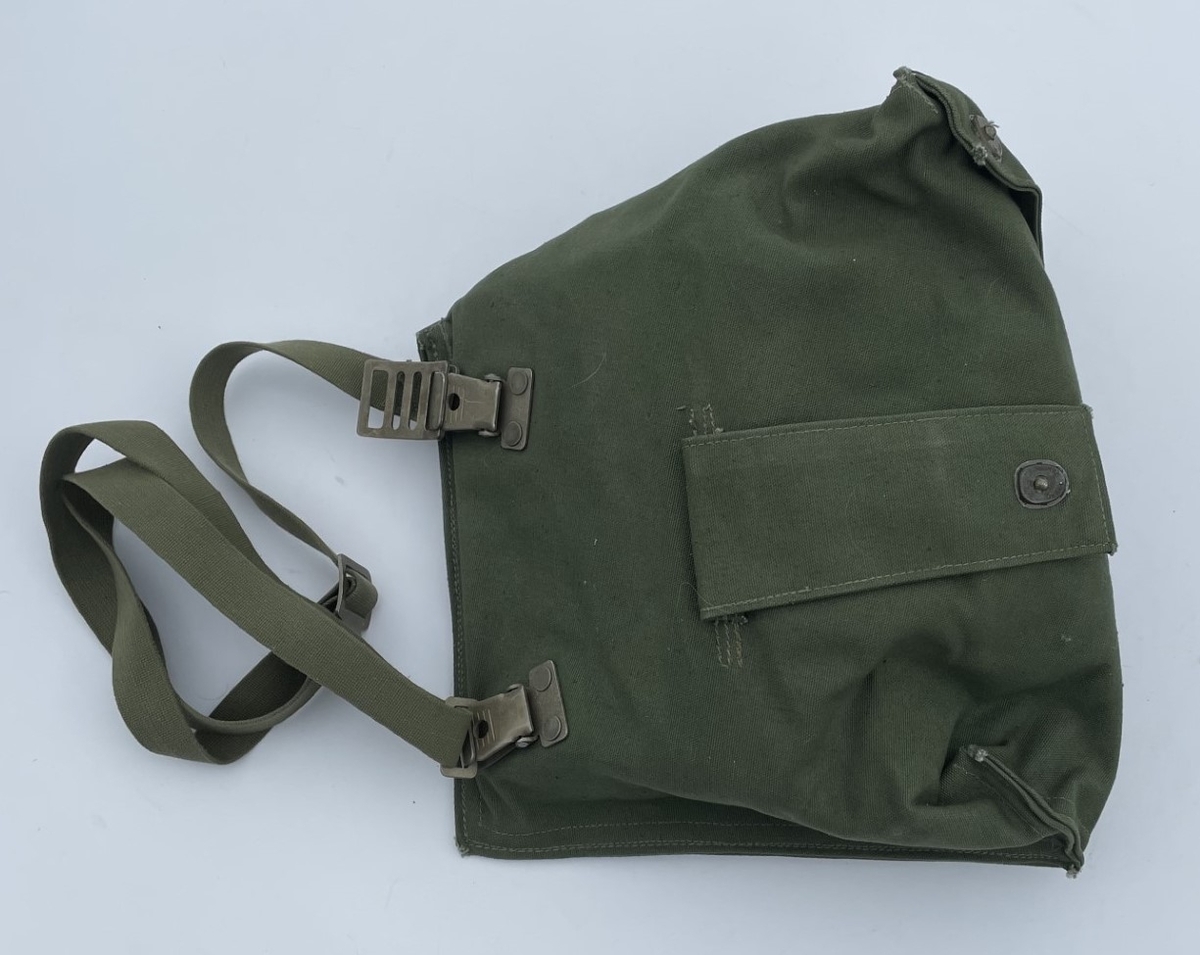 Skyddsmaskväskan innehåller ett ansiktsskydd 51 storlek 2 (dvs medium) med blå innerstomme och filter 13.

Väskan innehåller också en förpackning med tre ögonskydd 111 (M7341-111010), en plastpåse 166, en tub imskyddsmedel (M7032-101010), en torklapp 11 och en autoinjektor 1.

Autoinjektorn är tillverkad av Astra och innehåller ett nervgasmotmedel. Den ligger i en obruten förpackning tillsammans med en bruksanvisning. Den gula färgen på framdelen markerar att det är en skarp autoinjektor. (Blå är övningsautoinjektor med nål och koksalt istället för nervgasmotmedel och grön är blind, dvs utan nål, men handgrepp kan övas.)

Skyddsmask 51 är en licenstillverkad variant på den amerikanska skyddsmasken M9A1 Field Protective Mask. Även Finland och Norge licenstillverkade den amerikanska skyddsmasken, men den norska har till exempel 40 mm gänga för filtret medan den svenska har 60 mm.