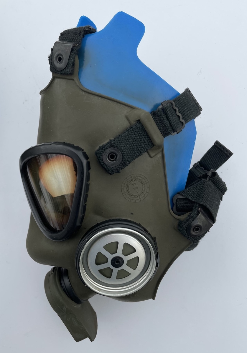 Skyddsmaskväskan innehåller ett ansiktsskydd 51 storlek 2 (dvs medium) med blå innerstomme och filter 13.

Väskan innehåller också en förpackning med tre ögonskydd 111 (M7341-111010), en plastpåse 166, en tub imskyddsmedel (M7032-101010), en torklapp 11 och en autoinjektor 1.

Autoinjektorn är tillverkad av Astra och innehåller ett nervgasmotmedel. Den ligger i en obruten förpackning tillsammans med en bruksanvisning. Den gula färgen på framdelen markerar att det är en skarp autoinjektor. (Blå är övningsautoinjektor med nål och koksalt istället för nervgasmotmedel och grön är blind, dvs utan nål, men handgrepp kan övas.)

Skyddsmask 51 är en licenstillverkad variant på den amerikanska skyddsmasken M9A1 Field Protective Mask. Även Finland och Norge licenstillverkade den amerikanska skyddsmasken, men den norska har till exempel 40 mm gänga för filtret medan den svenska har 60 mm.