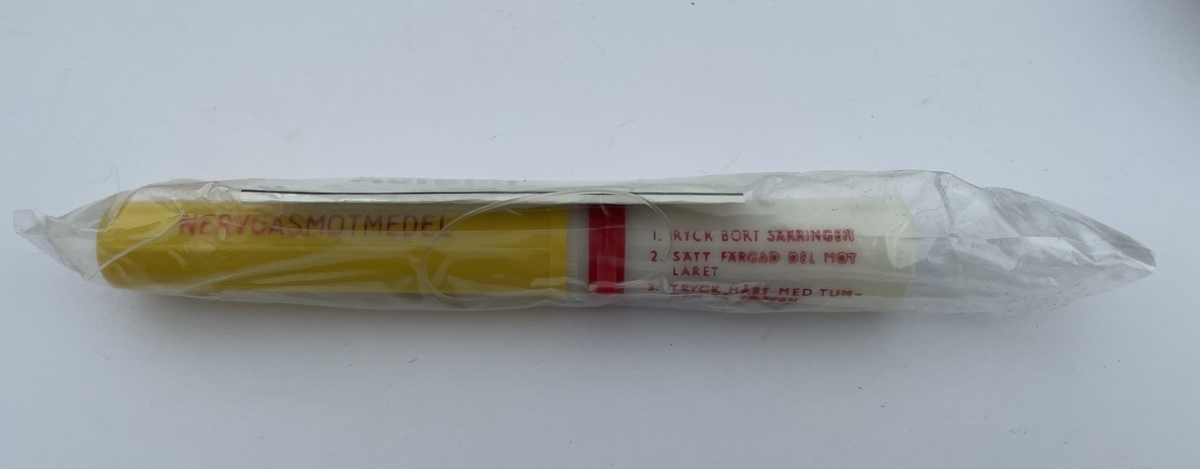 Skyddsmaskväskan innehåller ett ansiktsskydd 51 storlek 2 (dvs medium) med blå innerstomme och filter 13.

Väskan innehåller också en förpackning med tre ögonskydd 111 (M7341-111010), en plastpåse 166, en tub imskyddsmedel (M7032-101010), en torklapp 11 och en autoinjektor 1.

Autoinjektorn är tillverkad av Astra och innehåller ett nervgasmotmedel. Den ligger i en obruten förpackning tillsammans med en bruksanvisning. Den gula färgen på framdelen markerar att det är en skarp autoinjektor. (Blå är övningsautoinjektor med nål och koksalt istället för nervgasmotmedel och grön är blind, dvs utan nål, men handgrepp kan övas.)

Skyddsmask 51 är en licenstillverkad variant på den amerikanska skyddsmasken M9A1 Field Protective Mask. Även Finland och Norge licenstillverkade den amerikanska skyddsmasken, men den norska har till exempel 40 mm gänga för filtret medan den svenska har 60 mm.