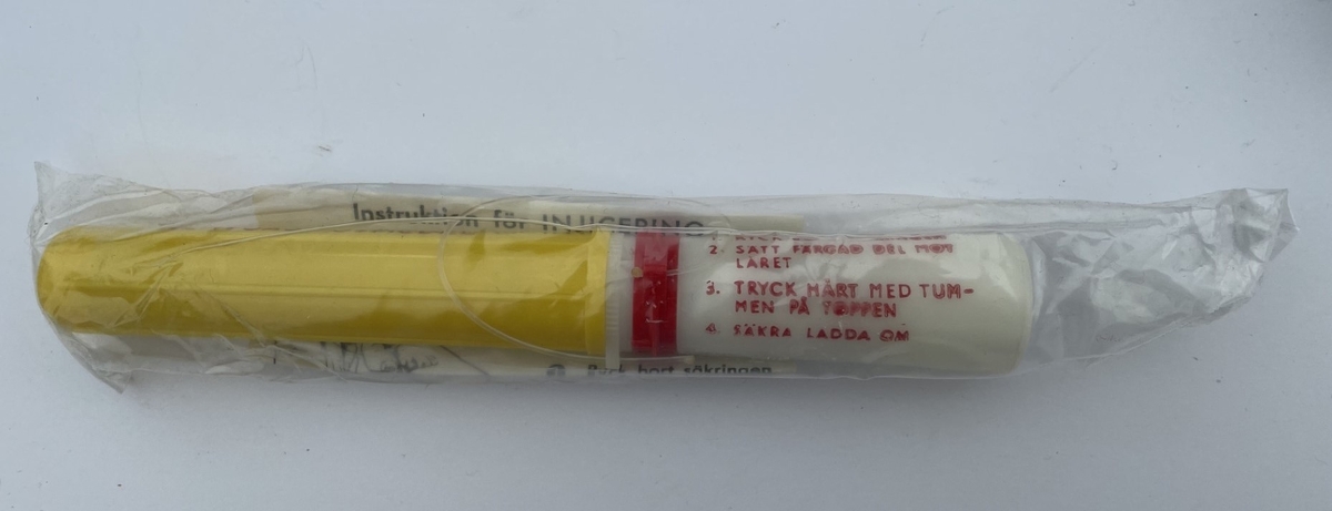 Skyddsmaskväskan innehåller ett ansiktsskydd 51 storlek 2 (dvs medium) med blå innerstomme och filter 13.

Väskan innehåller också en förpackning med tre ögonskydd 111 (M7341-111010), en plastpåse 166, en tub imskyddsmedel (M7032-101010), en torklapp 11 och en autoinjektor 1.

Autoinjektorn är tillverkad av Astra och innehåller ett nervgasmotmedel. Den ligger i en obruten förpackning tillsammans med en bruksanvisning. Den gula färgen på framdelen markerar att det är en skarp autoinjektor. (Blå är övningsautoinjektor med nål och koksalt istället för nervgasmotmedel och grön är blind, dvs utan nål, men handgrepp kan övas.)

Skyddsmask 51 är en licenstillverkad variant på den amerikanska skyddsmasken M9A1 Field Protective Mask. Även Finland och Norge licenstillverkade den amerikanska skyddsmasken, men den norska har till exempel 40 mm gänga för filtret medan den svenska har 60 mm.