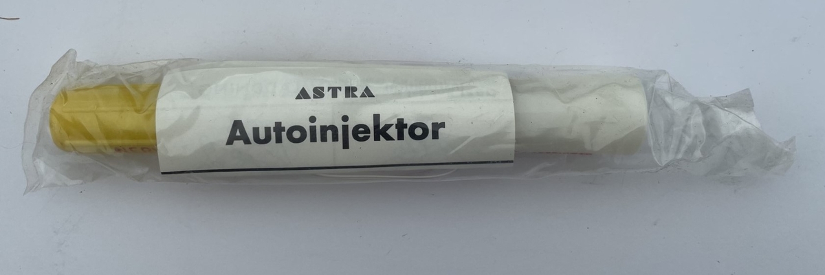 Skyddsmaskväskan innehåller ett ansiktsskydd 51 storlek 2 (dvs medium) med blå innerstomme och filter 13.

Väskan innehåller också en förpackning med tre ögonskydd 111 (M7341-111010), en plastpåse 166, en tub imskyddsmedel (M7032-101010), en torklapp 11 och en autoinjektor 1.

Autoinjektorn är tillverkad av Astra och innehåller ett nervgasmotmedel. Den ligger i en obruten förpackning tillsammans med en bruksanvisning. Den gula färgen på framdelen markerar att det är en skarp autoinjektor. (Blå är övningsautoinjektor med nål och koksalt istället för nervgasmotmedel och grön är blind, dvs utan nål, men handgrepp kan övas.)

Skyddsmask 51 är en licenstillverkad variant på den amerikanska skyddsmasken M9A1 Field Protective Mask. Även Finland och Norge licenstillverkade den amerikanska skyddsmasken, men den norska har till exempel 40 mm gänga för filtret medan den svenska har 60 mm.
