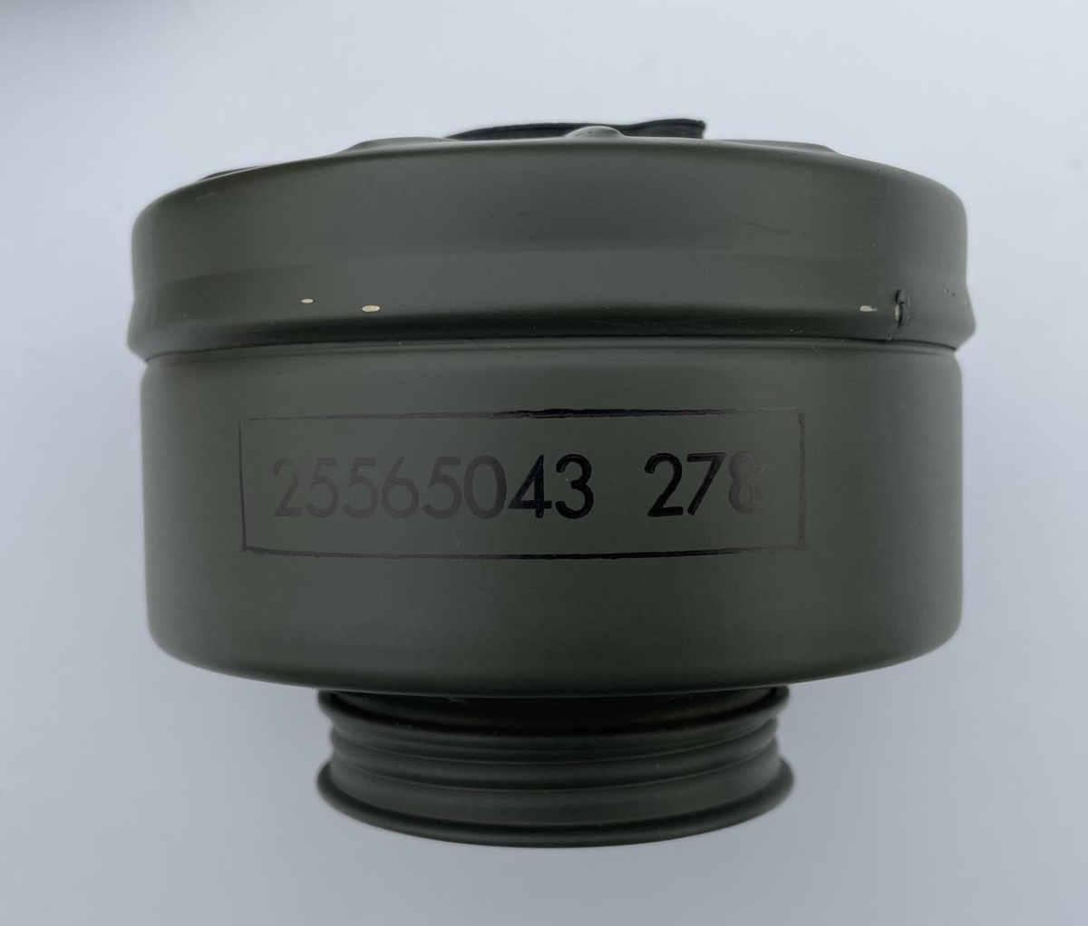Skyddsmaskväskan innehåller ett ansiktsskydd 51 storlek 2 (dvs medium) med blå innerstomme och filter 13.

Väskan innehåller också en förpackning med tre ögonskydd 111 (M7341-111010), en plastpåse 166, en tub imskyddsmedel (M7032-101010), en torklapp 11 och en autoinjektor 1.

Autoinjektorn är tillverkad av Astra och innehåller ett nervgasmotmedel. Den ligger i en obruten förpackning tillsammans med en bruksanvisning. Den gula färgen på framdelen markerar att det är en skarp autoinjektor. (Blå är övningsautoinjektor med nål och koksalt istället för nervgasmotmedel och grön är blind, dvs utan nål, men handgrepp kan övas.)

Skyddsmask 51 är en licenstillverkad variant på den amerikanska skyddsmasken M9A1 Field Protective Mask. Även Finland och Norge licenstillverkade den amerikanska skyddsmasken, men den norska har till exempel 40 mm gänga för filtret medan den svenska har 60 mm.