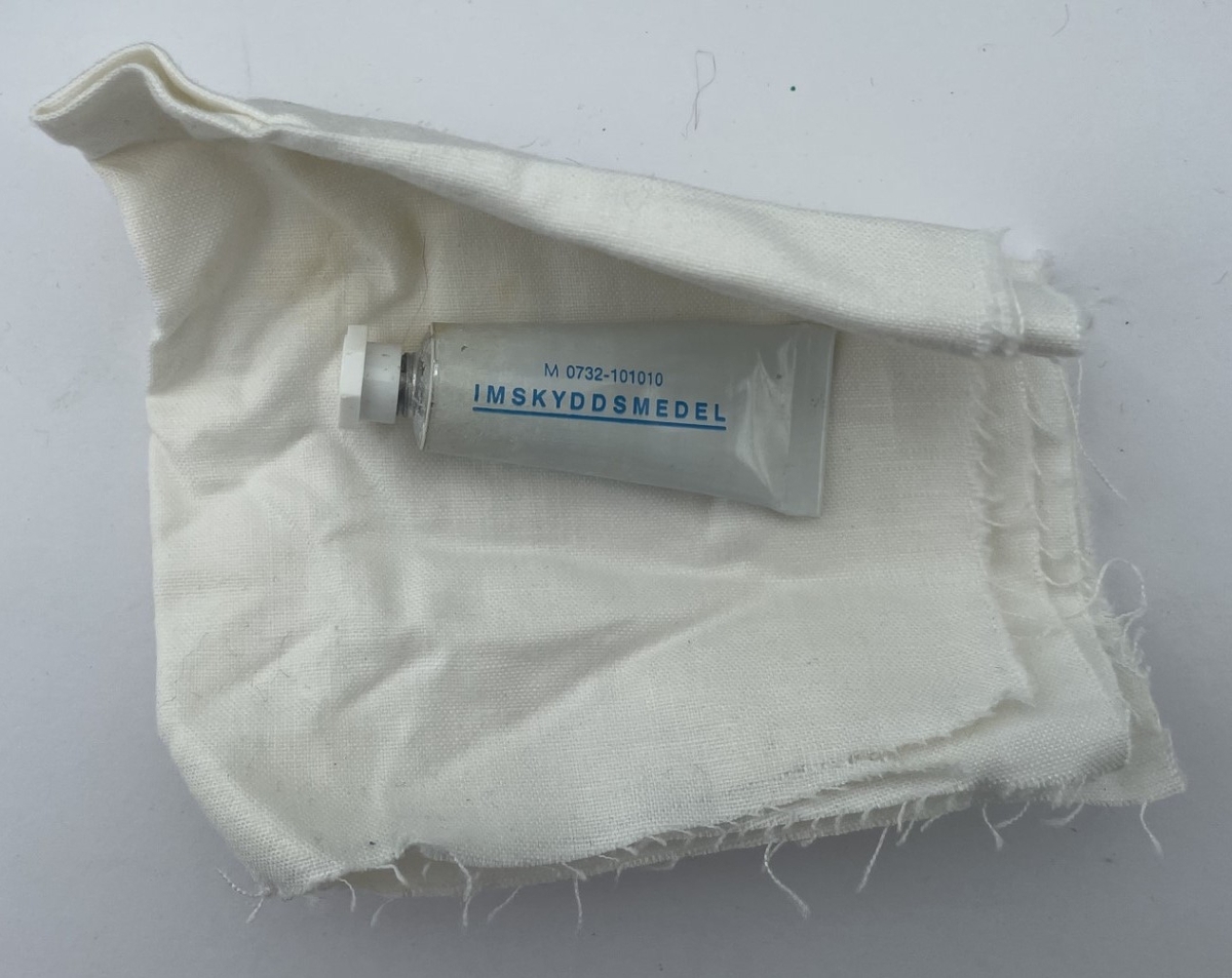 Skyddsmaskväskan innehåller ett ansiktsskydd 51 storlek 2 (dvs medium) med blå innerstomme och filter 13.

Väskan innehåller också en förpackning med tre ögonskydd 111 (M7341-111010), en plastpåse 166, en tub imskyddsmedel (M7032-101010), en torklapp 11 och en autoinjektor 1.

Autoinjektorn är tillverkad av Astra och innehåller ett nervgasmotmedel. Den ligger i en obruten förpackning tillsammans med en bruksanvisning. Den gula färgen på framdelen markerar att det är en skarp autoinjektor. (Blå är övningsautoinjektor med nål och koksalt istället för nervgasmotmedel och grön är blind, dvs utan nål, men handgrepp kan övas.)

Skyddsmask 51 är en licenstillverkad variant på den amerikanska skyddsmasken M9A1 Field Protective Mask. Även Finland och Norge licenstillverkade den amerikanska skyddsmasken, men den norska har till exempel 40 mm gänga för filtret medan den svenska har 60 mm.