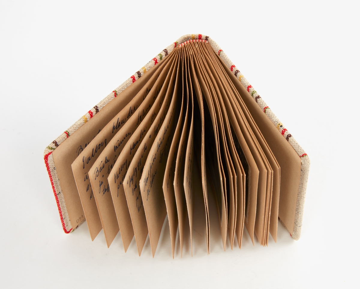 Fotoalbum. Pärmen klädd med flerfärgat, randigt halvlinnetyg. Etikett: "Svanströms". 24 blad med 18 svartvita fotografier med förklarande text på motsvarande sida. Bilderna är från Bengtsarvet, Grycksbo sommaren 1936. Avbildade bla: Valborg Olander, Selma Lagerlöf, Ruth Tideström, Annie Victorin och hennes moder och personal vid Bengtsarvet.