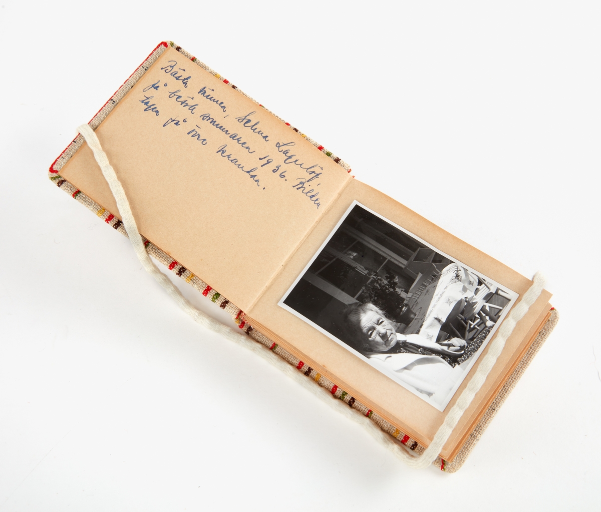 Fotoalbum. Pärmen klädd med flerfärgat, randigt halvlinnetyg. Etikett: "Svanströms". 24 blad med 18 svartvita fotografier med förklarande text på motsvarande sida. Bilderna är från Bengtsarvet, Grycksbo sommaren 1936. Avbildade bla: Valborg Olander, Selma Lagerlöf, Ruth Tideström, Annie Victorin och hennes moder och personal vid Bengtsarvet.