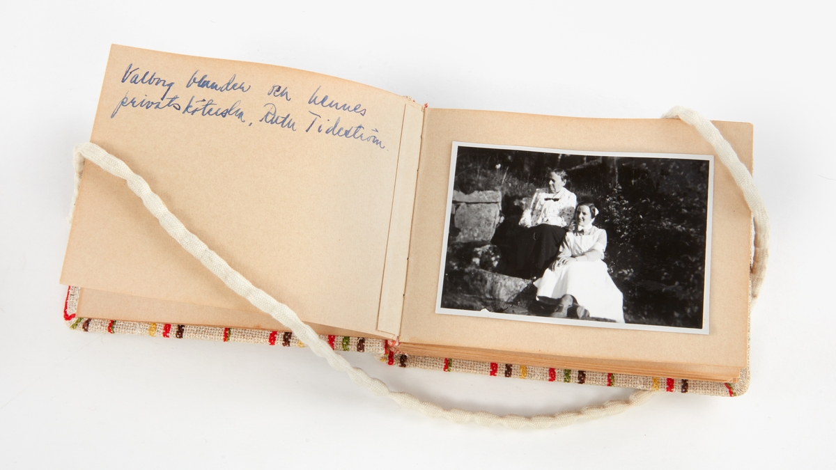 Fotoalbum. Pärmen klädd med flerfärgat, randigt halvlinnetyg. Etikett: "Svanströms". 24 blad med 18 svartvita fotografier med förklarande text på motsvarande sida. Bilderna är från Bengtsarvet, Grycksbo sommaren 1936. Avbildade bla: Valborg Olander, Selma Lagerlöf, Ruth Tideström, Annie Victorin och hennes moder och personal vid Bengtsarvet.