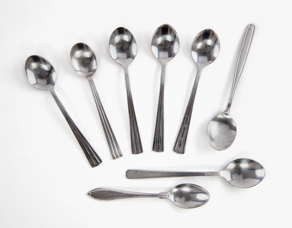 Åtta skedar, kaffeskedar av rostfritt stål. I olika utförande. Stämplade: "Kommun AB rostfritt, Gense 18/8 Stainless Sweden, Rostfritt stål".