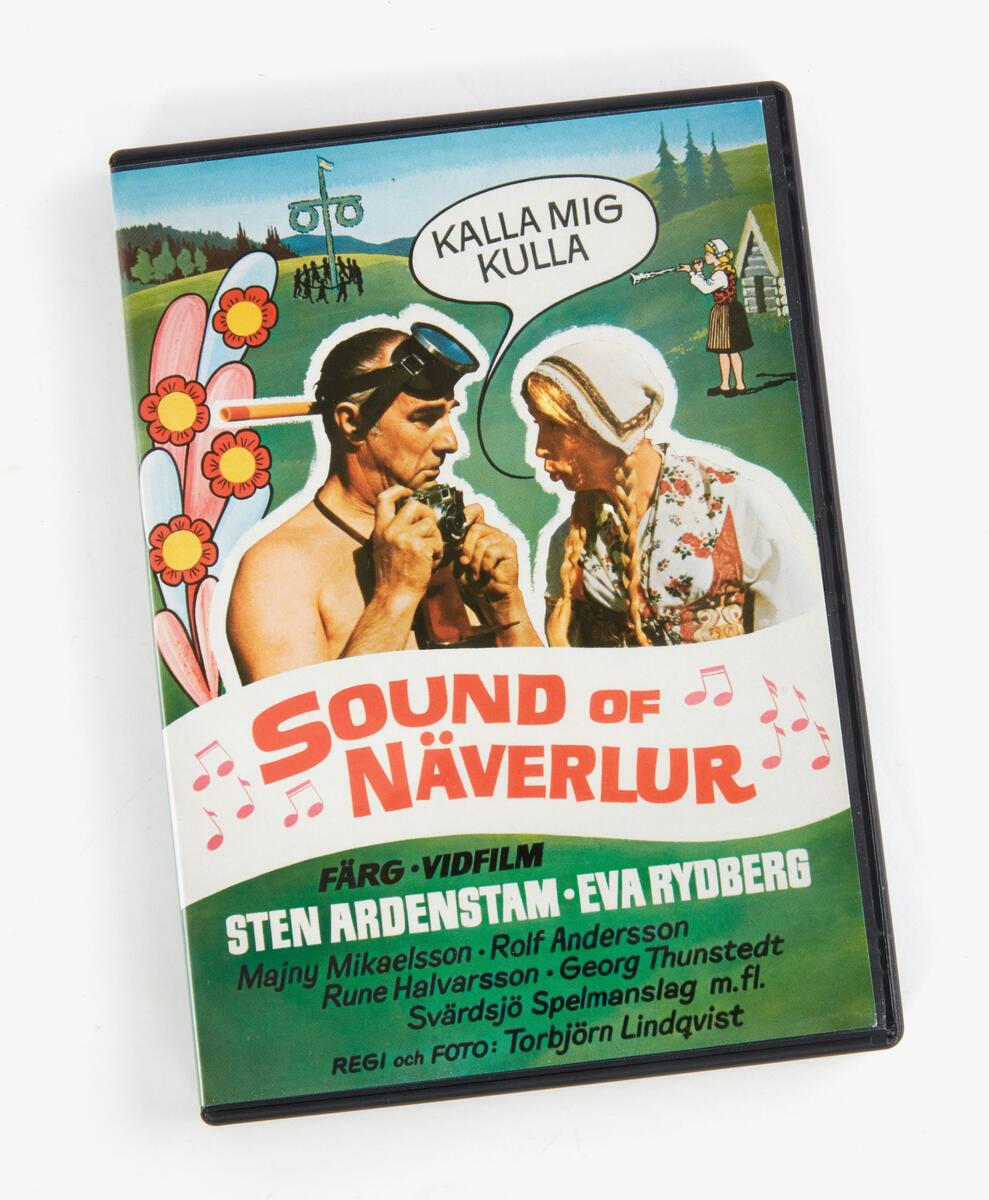 DVD film och fodral av plast. Filminnehåll på skivan: Sound of Näverlur.
Från Wikipedia:
Sound of Näverlur, även kallad Kalla mej Kulla, är en svensk komedifilm från 1971 i regi av Torbjörn Lindqvist och med manus av Lindqvist och Hans Bing. I rollerna ses bland andra Sten Ardenstam, Eva Rydberg och Mayny Mikaelsson. Inspelningen ägde rum 1970 med start den 7 mars och inspelningsplatser var Tällberg, Leksand, Svärdsjö och Ornäs i Dalarna. Förlaga var diktsamlingen Dalarapsodi. Tidebok av Bing från 1963 och fotograf och producent under inspelningen var Lindqvist. Filmen var en lågbudgetproduktion och kostade endast 300 000 svenska kronor att spela in. Filmen premiärvisades den 19 april 1971 på biografen Tellus i Stockholm och är 74 minuter lång. Den 28 mars 2008 släpptes den på DVD.

Filmen totalsågades av de flesta kritiker när den kom ut.