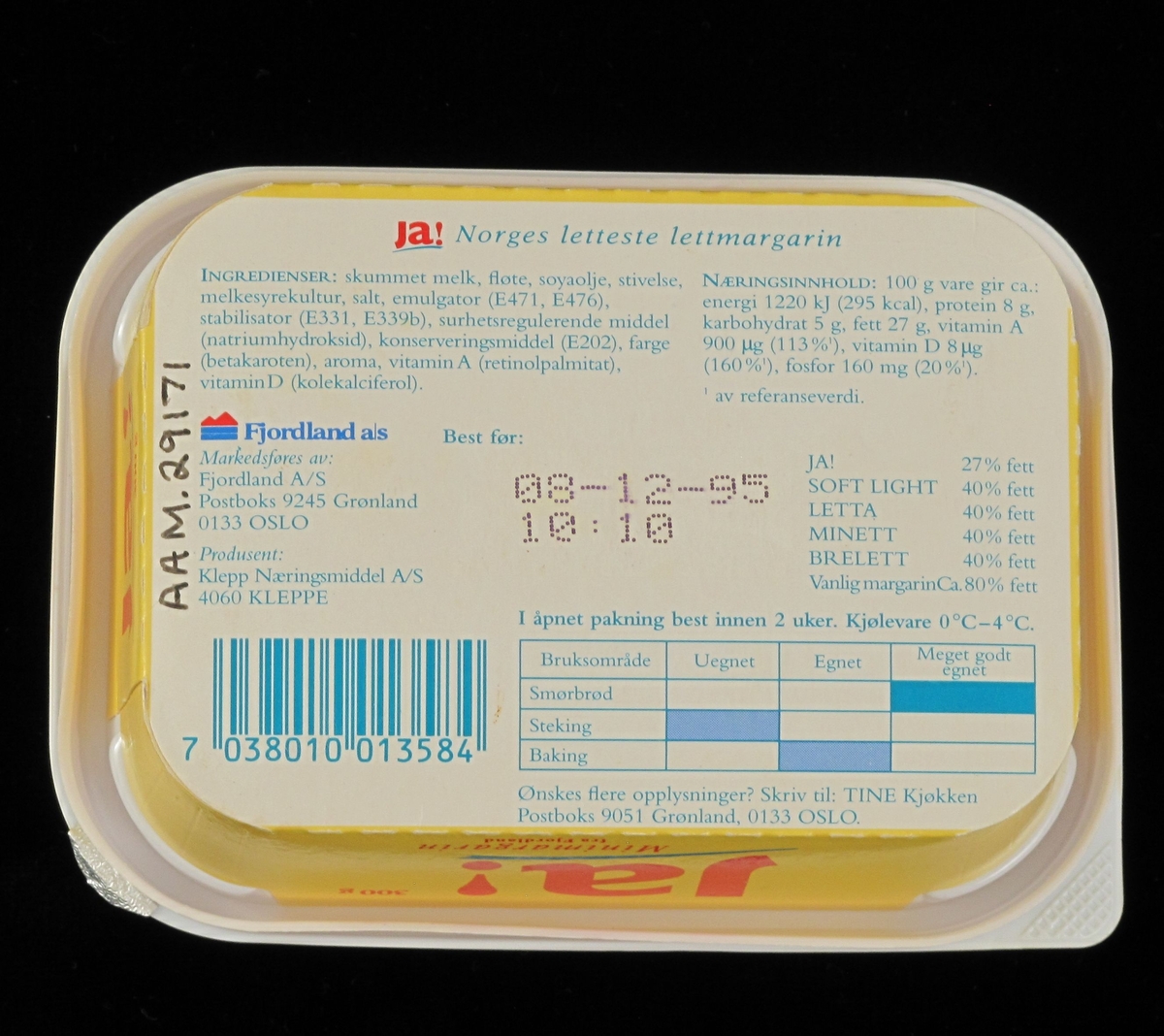 Beger av kartong, med lokk av plast. Lokk og boks er påtrykt farget  dekor, varemerke og vareopplysninger, samt strekkode. Underlokk av papir mangler, var lufttett dekke for matvaren. Pakning på  300g.  Tilstand: God.