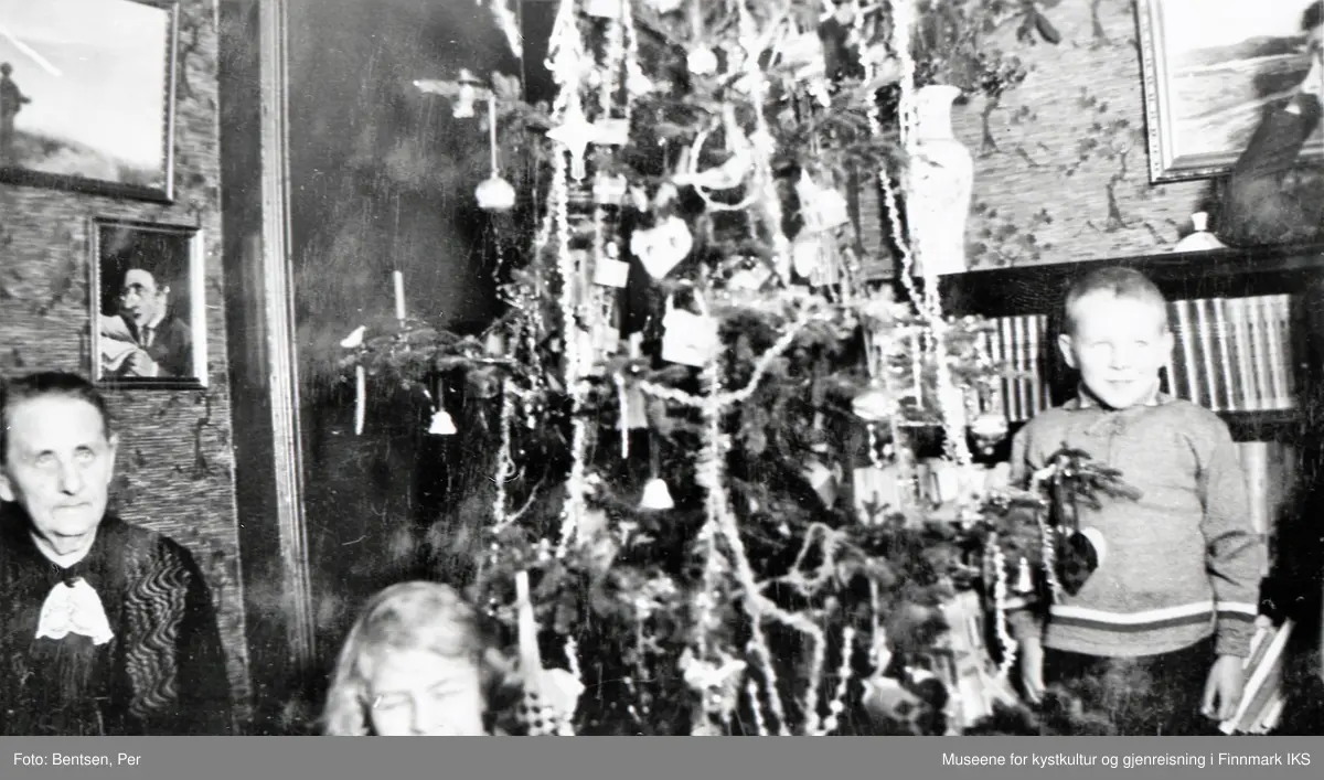 Honningsvåg. Juletre i stua til apoteker Per Bentsen. 1932.