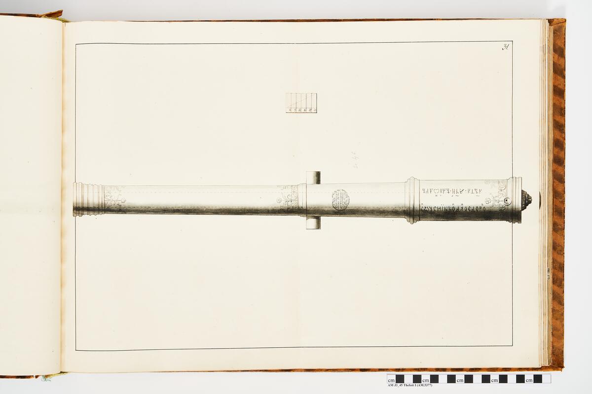 Avbildning föreställande eldrör taget som trofé av den svenska armén i slaget vid Narva den 20 november 1700. Ingår i volym med avbildade kanontroféer tagna åren 1700-1702.