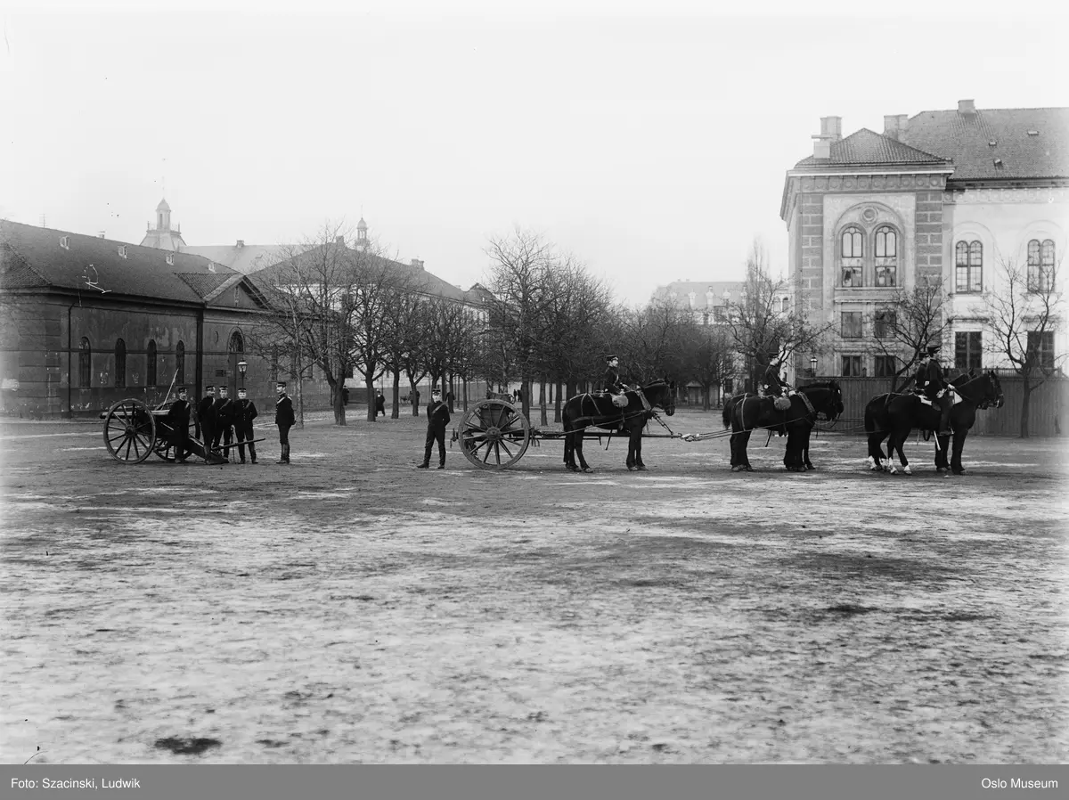 Akershus festning, festningsplassen, militærøvelse, soldater, hester, Den gamle logen, Det kongelige ridehus
