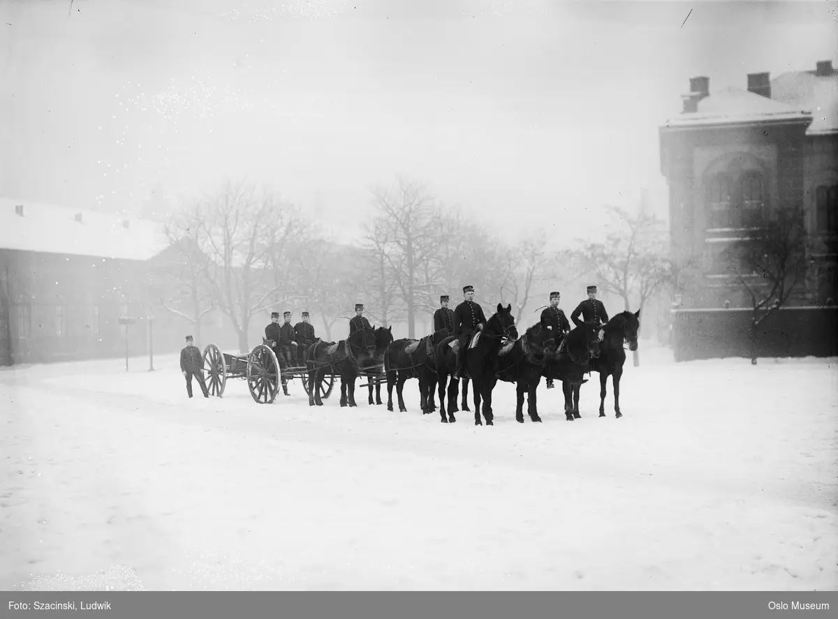 Akershus festning, festningsplassen, militærøvelse, soldater, hester, Den gamle logen, Det kongelige ridehus, snø
