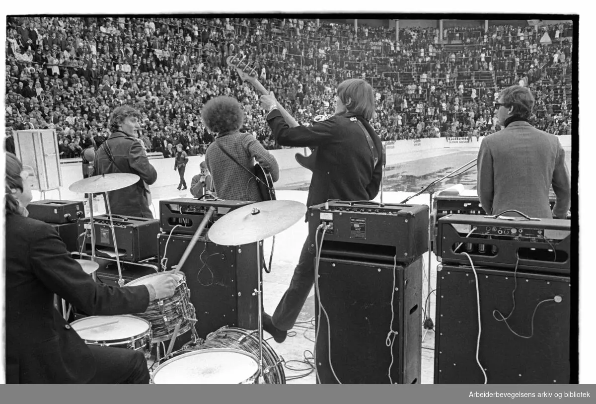 1. mai 1966, The Pussycats underholder på framfylkingens arrangement på Jordal Amfi, Galgeberg.