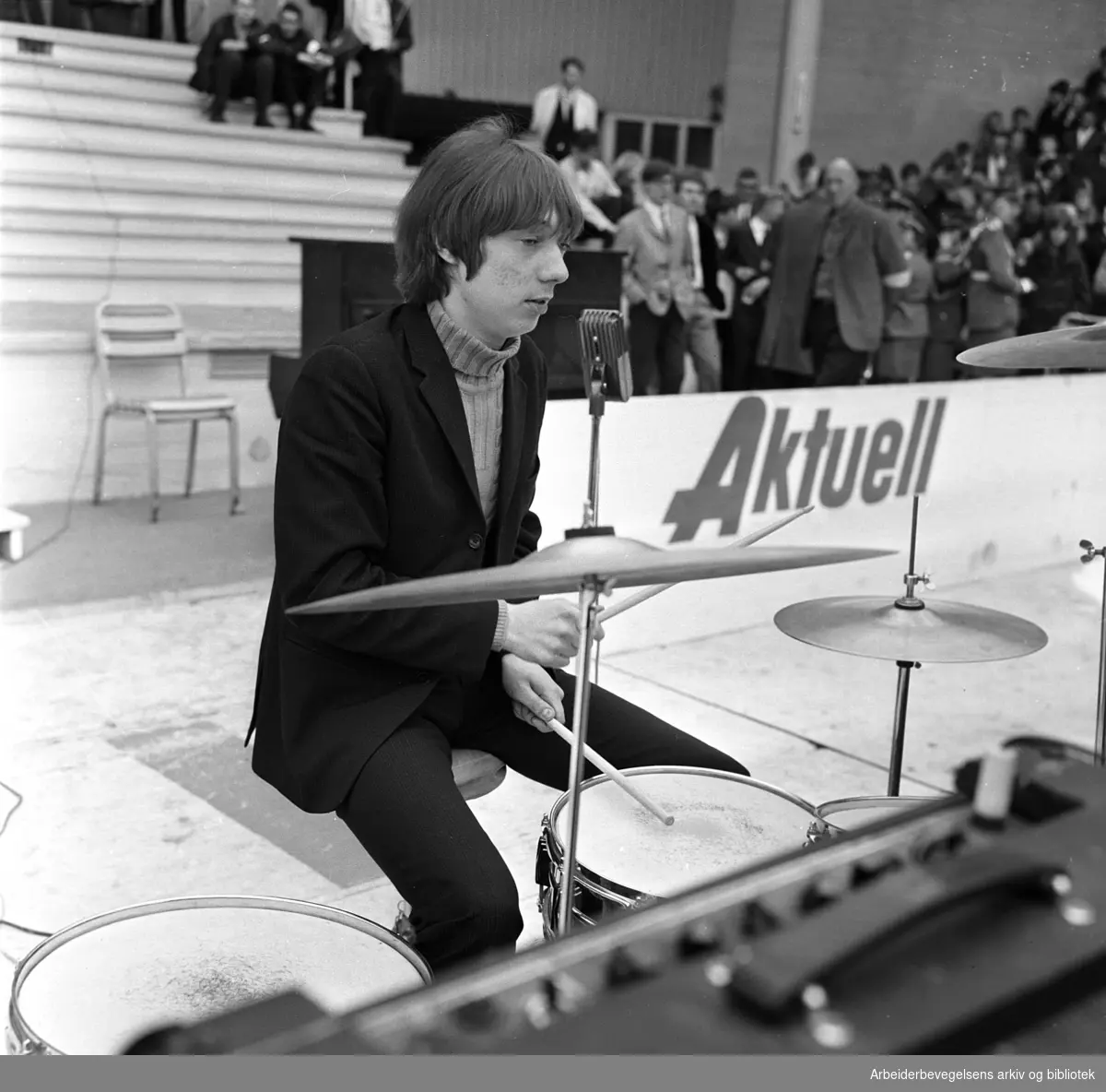 1. mai 1966, Friedel Brandt og The Pussycats underholder på framfylkingens arrangement på Jordal Amfi.