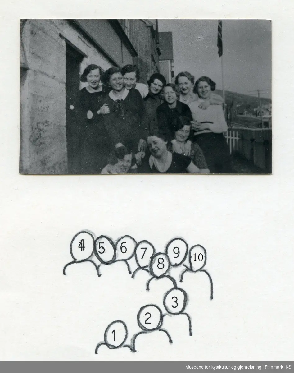 Honningsvåg. Gruppebilde av ti unge damer i Øvergata. Ca. 1936.