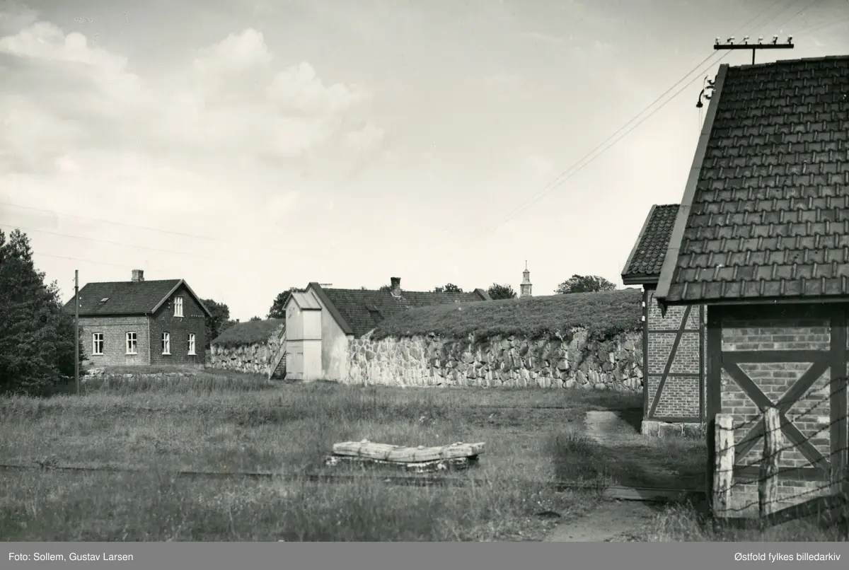 Mineforsvarets bygninger på øya Isegran, Kråkerøy, Fredrikstad 1936. 
Fra venstre: Annekset, kabelmagasinet med kabelgate, minemagasinet og kullboden.
Fredrikstad Mineforsvar var en del av forsvaret av Glommas munning og ytre Oslofjord  i perioden 1893-1935. 
Fra 1936 etablerte Bjarne Aas sitt båtbyggeri her.