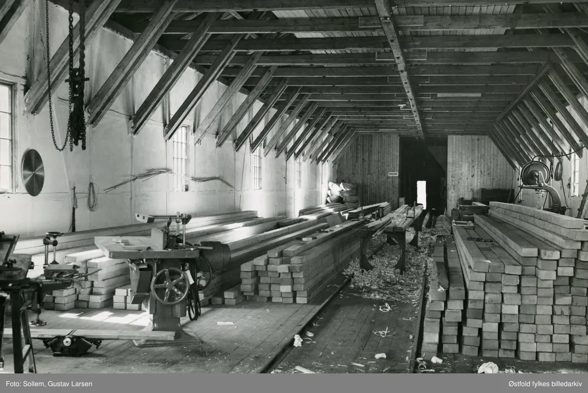 Interiør fra Bjarne Aas båtbyggeri i minemagasinet på Isegran, Kråkerøy, Fredrikstad i 1936.
Fredrikstad Mineforsvar var en del av forsvaret av Glommas munning og ytre Oslofjord  i perioden 1893-1935. 
Fra 1936 etablerte Bjarne Aas sitt båtbyggeri her.