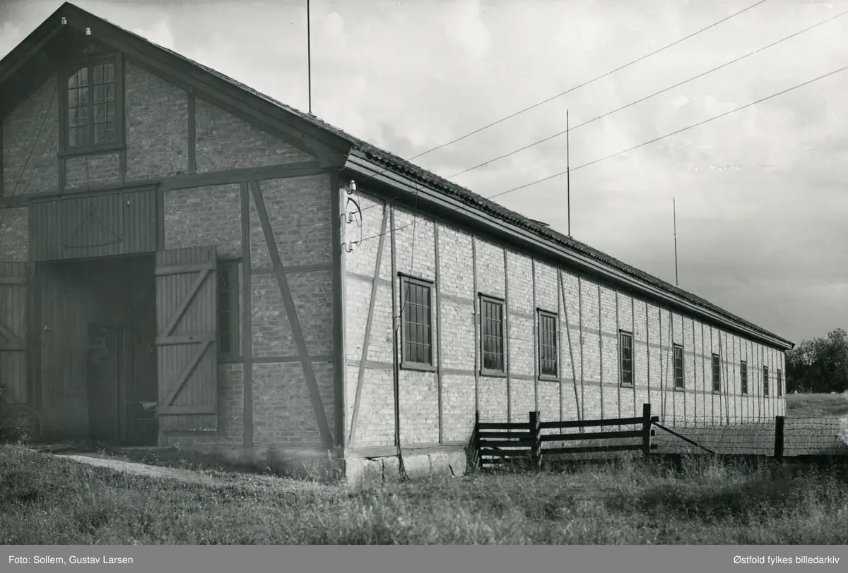Minemagasinet på Isegran, Kråkerøy, Fredrikstad i 1936.
Fredrikstad Mineforsvar var en del av forsvaret av Glommas munning og ytre Oslofjord  i perioden 1893-1935. 
Fra 1936 etablerte Bjarne Aas sitt båtbyggeri her.