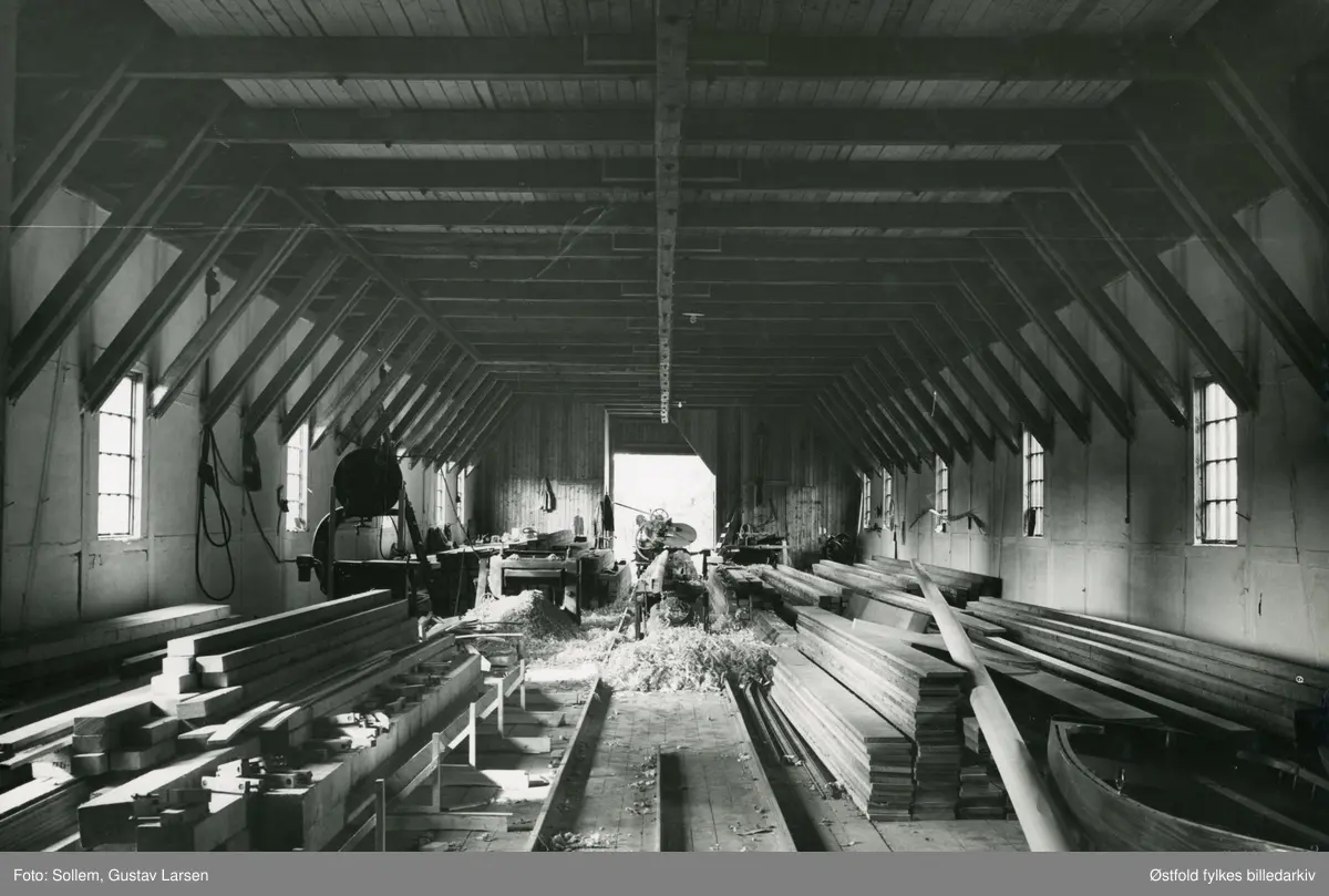 Interiør fra Bjarne Aas båtbyggeri i minemagasinet på Isegran, Kråkerøy, Fredrikstad i 1936.
Fredrikstad Mineforsvar var en del av forsvaret av Glommas munning og ytre Oslofjord  i perioden 1893-1935. 
Fra 1936 etablerte Bjarne Aas sitt båtbyggeri her.