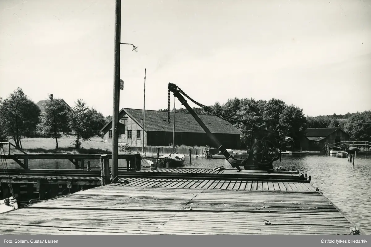 Isegran, Kråkerøy, Fredrikstad 1936. Brygge med kran og båthuset der Bjarne Aas båtbyggeri hadde materiallager.
Mineforsvarets bygninger på øya Isegran, Kråkerøy, Fredrikstad 1936. 
Fredrikstad Mineforsvar var en del av forsvaret av Glommas munning og ytre Oslofjord  i perioden 1893-1935.