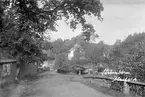 Motiv från dagens Ljungsbro med en miljö som i grunden förändrats sedan tagningen omkring 1925. Backen ned mot Strömbron vid Malfors.